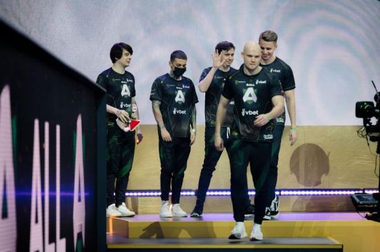 电竞职业生涯的热爱与奋斗之路